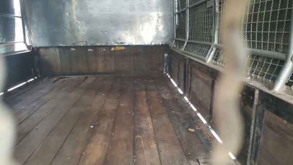 รถอีซูซุ  6  ล้อ ( ไม่ดั้ม )  88 แรงม้า. ปี 37.   สนใจติดต่อ  081 - 6079515