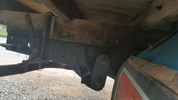 รถอีซูซุ  6  ล้อ ( ไม่ดั้ม )  88 แรงม้า. ปี 37.   สนใจติดต่อ  081 - 6079515