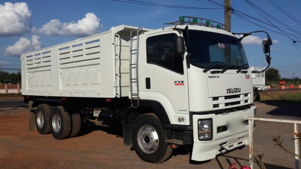 รถอีซูซุ 10 ล้อดั้ม FVZ  300 แรงม้า ปี 56. ( รถวิ่ง 12x,xxx กว่า กม. )     สนใจติดต่อ  081 - 6079515