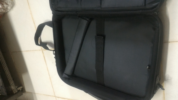 กระเป๋าถือหรือสะพายใบใหญ่ KANSAI NEW YORK  ใส่เอกสารหรือโน๊ตบุ๊ค มีกันกระแทรกหนา มีช่องใส่ของเยอะ พื้นล่างมียางกันกระแทรกช่วยป้องกัน