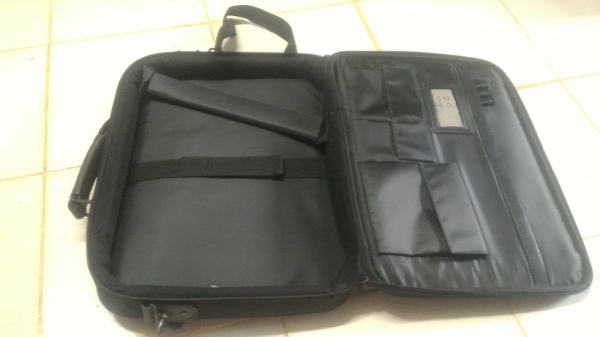 กระเป๋าถือหรือสะพายใบใหญ่ KANSAI NEW YORK  ใส่เอกสารหรือโน๊ตบุ๊ค มีกันกระแทรกหนา มีช่องใส่ของเยอะ พื้นล่างมียางกันกระแทรกช่วยป้องกัน