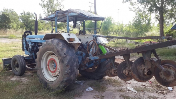 ขายรถไถFORD 6610เสื้อลาย  สภาพพร้อมใช้งาน เครื่องเกียร์ดี ปั้มดี อุปกรณ์มีเท่าติดรถครับ