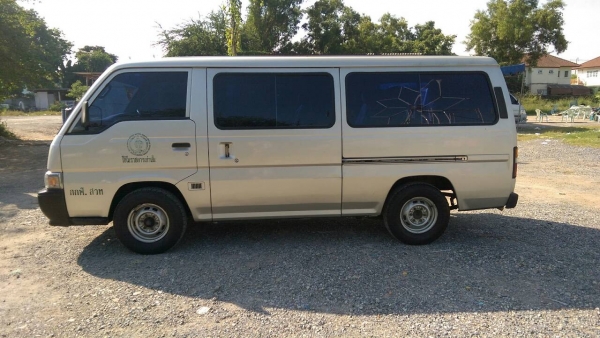 รถตู้ นิสสัน Urvan