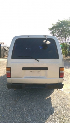 รถตู้ นิสสัน Urvan