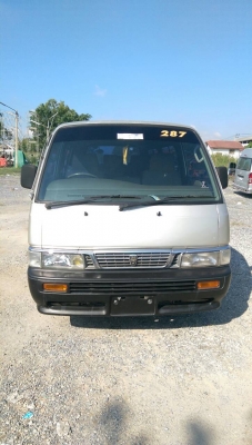 รถตู้ นิสสัน Urvan