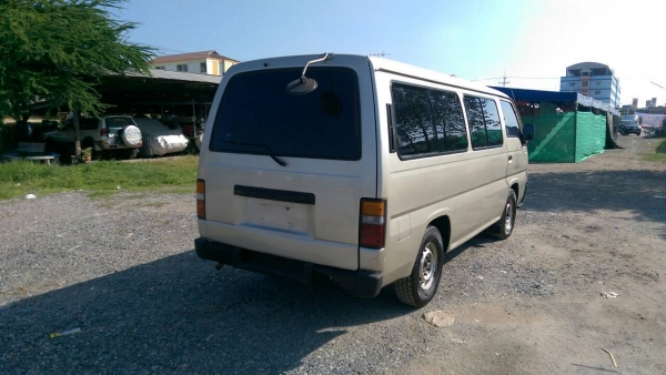 รถตู้ นิสสัน Urvan