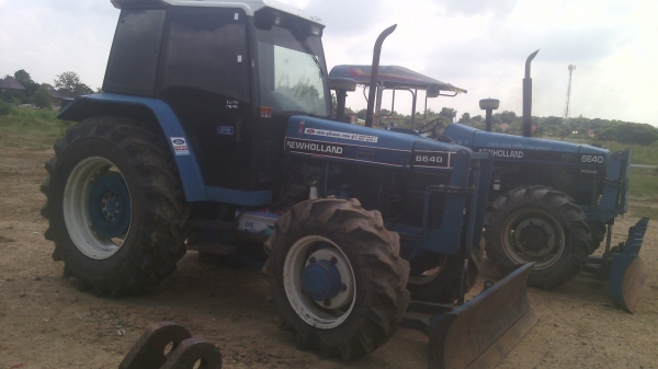 ขายรถไถ FORD รุ่น 6640 คานหน้าคาราโร่ เกีนร์  12x12 ตู้แอร์ เอกสาร อินวอย