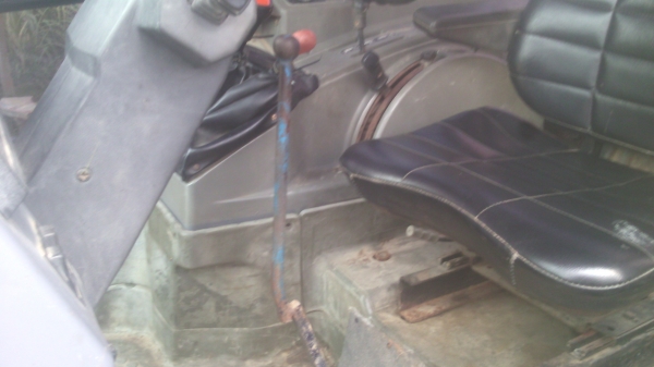 ขายรถไถ FORD รุ่น 6640 คานหน้าคาราโร่ เกีนร์  12x12 ตู้แอร์ เอกสาร อินวอย