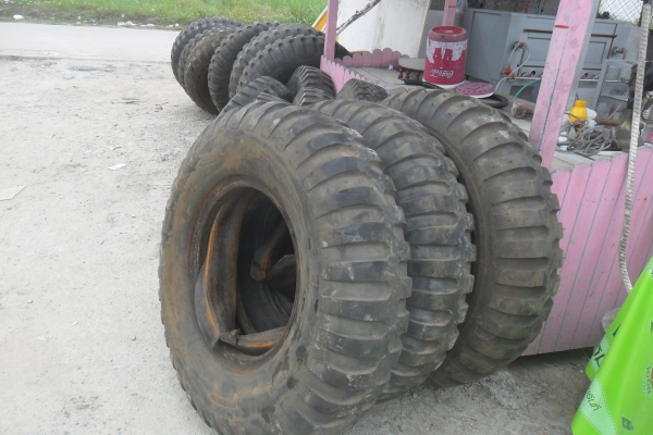 ยาง 11.00-20 ลายทหาร สวยๆ ราคา เส้นละ 1500 บาท