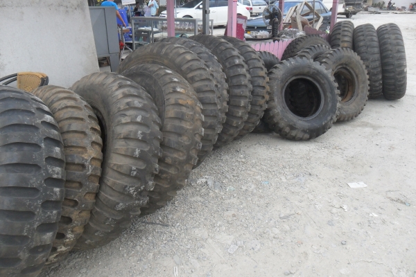 ยาง 11.00 - 20 ลายทหาร สวยๆ ราคา เส้นละ 1500 บาท