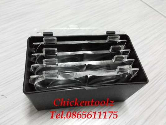 แว่นขยายสวมหัว  มีเลนส์ให้ 4 ขนาด 1.2X , 1.8X , 2.5X , 3.5X มีช่องใส่เลนส์ 2 ช่องเพิ่มอัตราขยายได้ มีไฟ LED 2 ดวง แสงสว่างมาก ไว้ใช้ส่องดูพระ ซ่อมงานอิเลคทรอนิกส์ และอิ่น ๆ