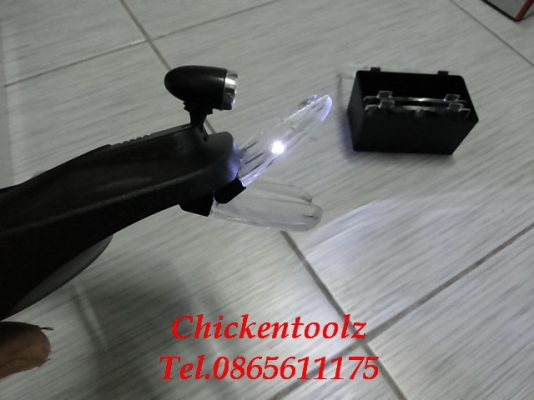 แว่นขยายสวมหัว  มีเลนส์ให้ 4 ขนาด 1.2X , 1.8X , 2.5X , 3.5X มีช่องใส่เลนส์ 2 ช่องเพิ่มอัตราขยายได้ มีไฟ LED 2 ดวง แสงสว่างมาก ไว้ใช้ส่องดูพระ ซ่อมงานอิเลคทรอนิกส์ และอิ่น ๆ