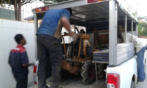 ขึ้นรถให้ลูกค้า ไปใช้ที่ราชรีครับ สำหรับรถขุดร่อง วางท่อประปา มือสองเก่าญี่ปุ่น ขึ้นรถให้ลูกค้า ไปใช้ที่ราชรีครับ สำหรับรถขุดร่อง วางท่อประปา มือสองเก่าญี่ปุ่น