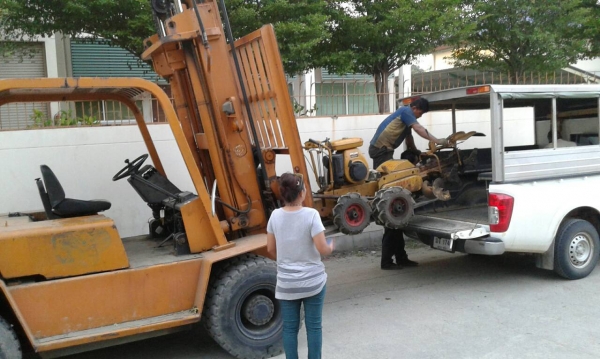 ขึ้นรถให้ลูกค้า ไปใช้ที่ราชรีครับ สำหรับรถขุดร่อง วางท่อประปา มือสองเก่าญี่ปุ่น