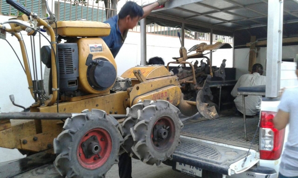 ขึ้นรถให้ลูกค้า ไปใช้ที่ราชรีครับ สำหรับรถขุดร่อง วางท่อประปา มือสองเก่าญี่ปุ่น ขึ้นรถให้ลูกค้า ไปใช้ที่ราชรีครับ สำหรับรถขุดร่อง วางท่อประปา มือสองเก่าญี่ปุ่น