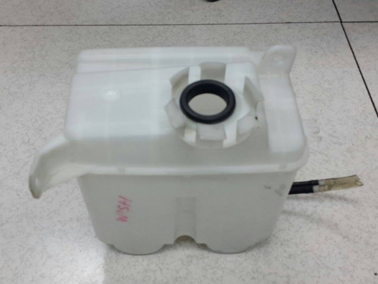 ถังพักน้ำฉีดกระจกมาพร้อมมอเตอร์ครบๆ ToyoTa wish