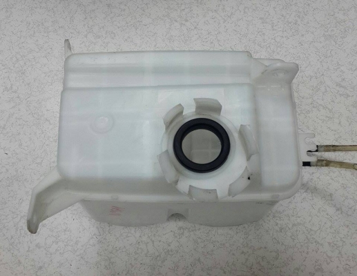 ถังพักน้ำฉีดกระจกมาพร้อมมอเตอร์ครบๆ ToyoTa wish