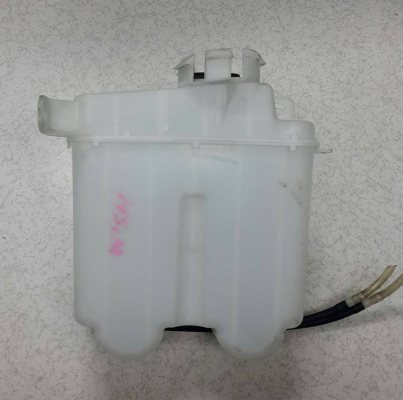 ถังพักน้ำฉีดกระจกมาพร้อมมอเตอร์ครบๆ ToyoTa wish