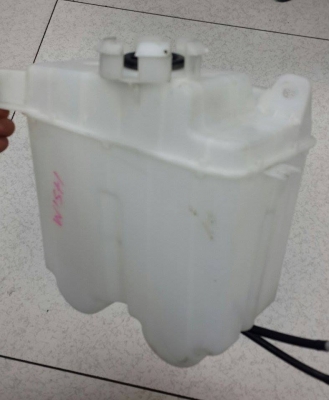 ถังพักน้ำฉีดกระจกมาพร้อมมอเตอร์ครบๆ ToyoTa wish