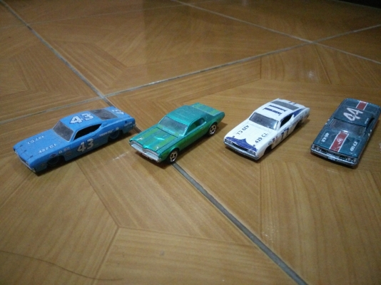 โมเดลรถเหล็กยกชุดรถมะกัน