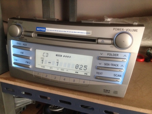 วิทยุเดิม TOYOTA CAMRY เล่นCD MP3 ใส่ได้6เเผ่นสภาพสวยเครื่องเดิมๆไม่เคยเเกะ