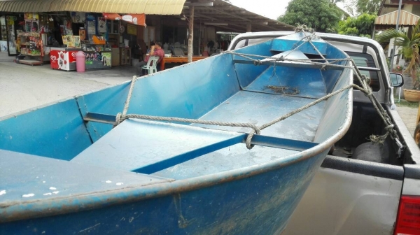 Sell>> เรือแจวโดยสาร สภาพใหม่ เก่าเก็บ ใช้แค่ตอนน้ำท่วมปี 54 รอบเดียว สวยๆครับ!!