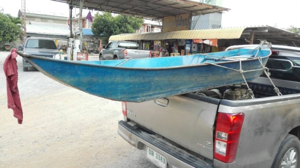 Sell>> เรือแจวโดยสาร สภาพใหม่ เก่าเก็บ ใช้แค่ตอนน้ำท่วมปี 54 รอบเดียว สวยๆครับ!!