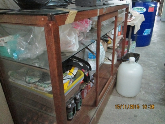 ตู้โชว์กระจก ไม้สัก  สภาพดี  ไม้เต็ม  ร้านเลิกกิจการ   จบครับ