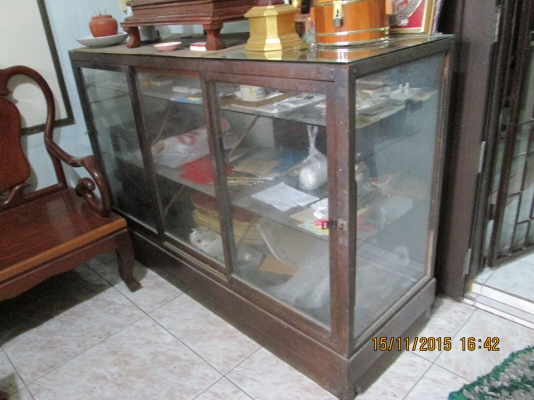 ตู้โชว์กระจก ไม้สัก สภาพดี ไม้เต็ม ร้านเลิกกิจการ จบครับ ตู้โชว์กระจก ไม้สัก สภาพดี ไม้เต็ม ร้านเลิกกิจการ จบครับ