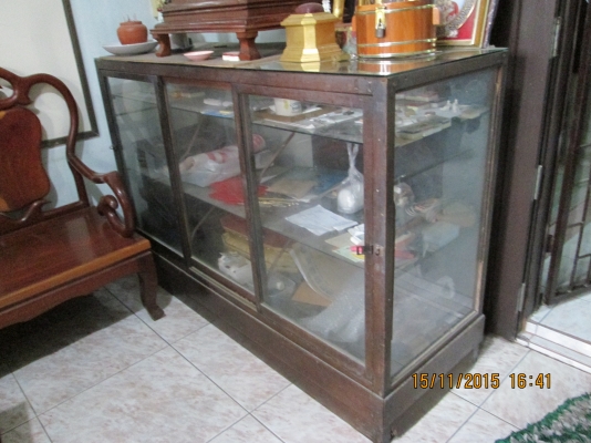 ตู้โชว์กระจก ไม้สัก  สภาพดี  ไม้เต็ม  ร้านเลิกกิจการ   จบครับ