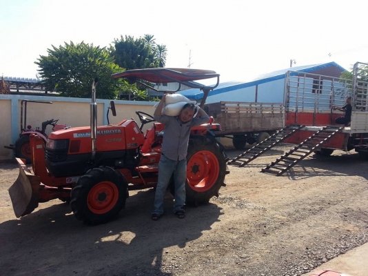 คูโบต้า L3408 4 WD พร้อมใบมีดดันหน้า