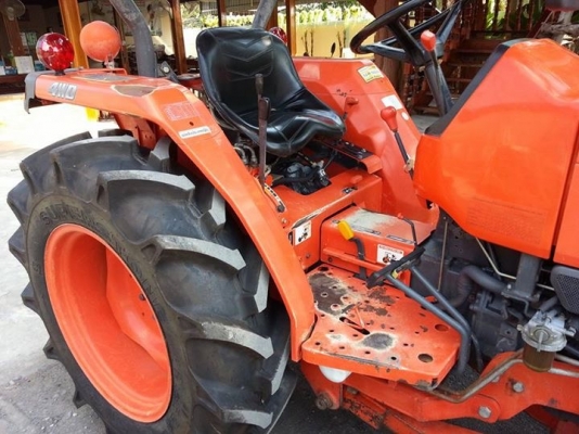 คูโบต้า L3408 4 WD พร้อมใบมีดดันหน้า