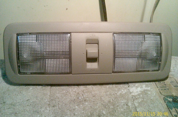 ไฟส่องแผนที่แบบแยกสวิตช์ ซ้าย-ขวา nissan แท้ติดรถ