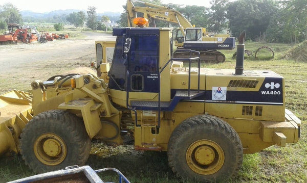 ขายรถตักเอวออ่นWA400-1รถทำงานได้836ชั้วโมงมีเล่มทะเบืยน