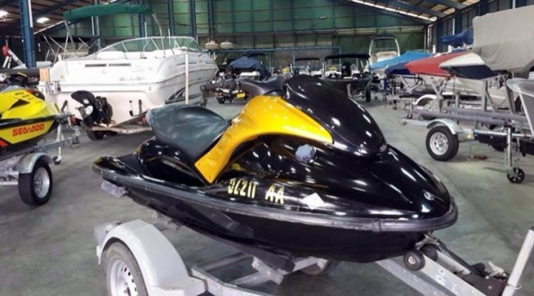 ชาย Jetski YAMAHA GP1300R