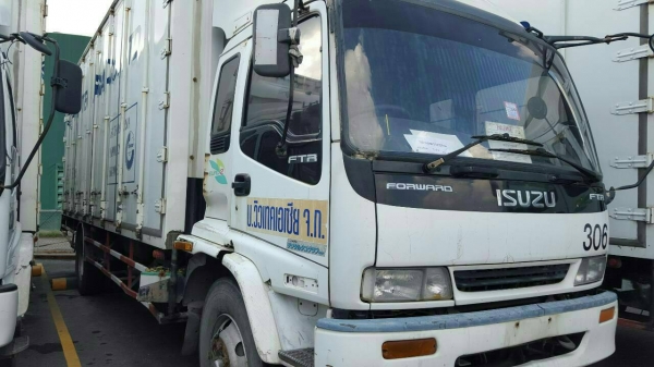หกล้อ อีซูซุ FTR 200ปี46 บรรทุกตู้แห้ง10บาน ช่วงยาว 7.20ม สภาพดีสวยพร้อมใช้ ทะเบียนพร้อมโอน หกล้อ อีซูซุ FTR 200ปี46 บรรทุกตู้แห้ง10บาน ช่วงยาว 7.20ม สภาพดีสวยพร้อมใช้ ทะเบียนพร้อมโอน