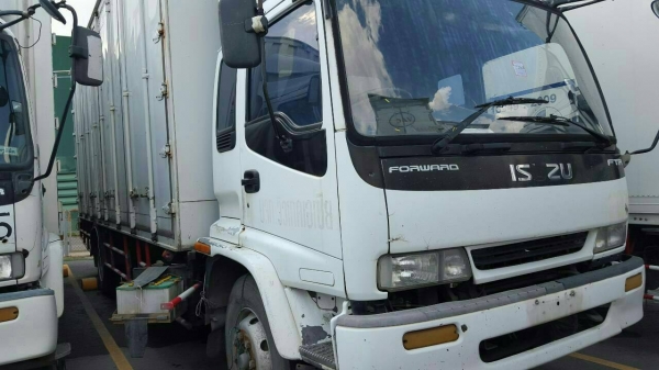 หกล้อ อีซูซุ FTR 200ปี46 บรรทุกตู้แห้ง10บาน ช่วงยาว 7.20ม สภาพดีสวยพร้อมใช้ ทะเบียนพร้อมโอน หกล้อ อีซูซุ FTR 200ปี46 บรรทุกตู้แห้ง10บาน ช่วงยาว 7.20ม สภาพดีสวยพร้อมใช้ ทะเบียนพร้อมโอน