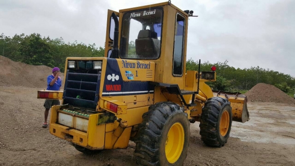 (ยังอยู่)รถตักล้อยางWA100-1 เก๋งตู้...รถสภาพดี รถสวย พร้อมใช้..