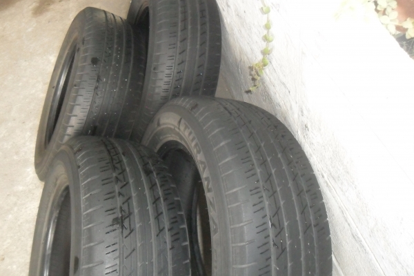ยาง BRIDGESTONE 215/60R16ปี12 สวยๆ 4 เส้น ราคา 2300 บาท ยาง BRIDGESTONE 215/60R16ปี12 สวยๆ 4 เส้น ราคา 2300 บาท
