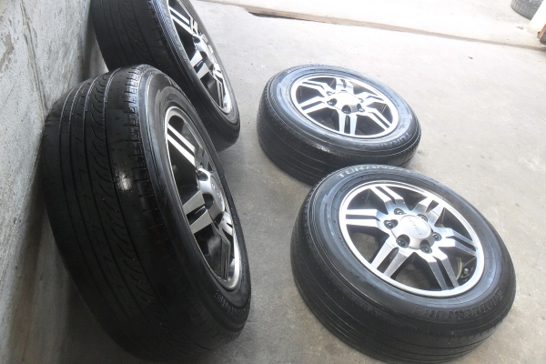 ล้อแม็ก 16นิ้ว 6รู อีซูสุ พร้อมยาง สวยๆ 4 ล้อ ราคา 7400 บาท