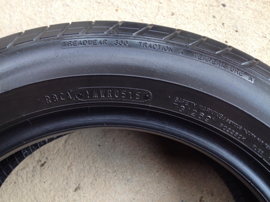 ยางDUNLOP 185 60R15 ปี2015สภาพสวยดอกเยอะมากใช้ได้อีกนาน ยางDUNLOP 185 60R15 ปี2015สภาพสวยดอกเยอะมากใช้ได้อีกนาน