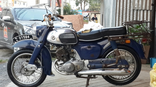 วุฒิ นนบุรี ฮอนด้า C92 หมูสภาพบ้านๆสีเดิมทั้งคันทะเบียนแท้พร้อมโอน