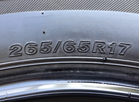ยาง Bridgestone 265 65 17 ปี12 ดอกเยอะ พร้อมใช้งาน ราคาไม่แพง