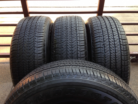 ยาง Bridgestone 265 65 17 ปี12 ดอกเยอะ พร้อมใช้งาน ราคาไม่แพง