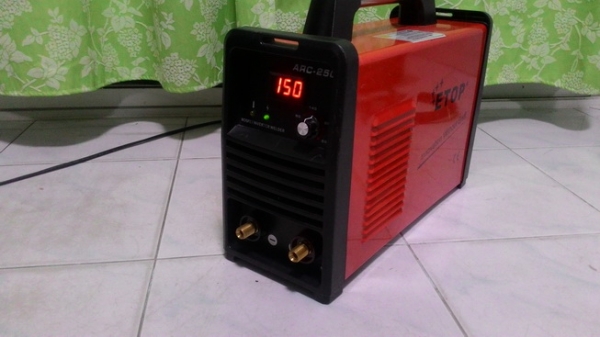 ตู้เชื่อมระบบอินเวอร์เตอร์ arc250 เป็นตู้ที่มีน้ำหนักเบา ขนย้ายสะดวก หน้าจอดิจิตอลปรับไฟได้แม่นยำ เสียบปลั๊กไฟบ้านใช้งานได้เลยครับ ตู้เชื่อมระบบอินเวอร์เตอร์ arc250 เป็นตู้ที่มีน้ำหนักเบา ขนย้ายสะดวก หน้าจอดิจิตอลปรับไฟได้แม่นยำ เสียบปลั๊กไฟบ้านใช้งานได้เลยครับ