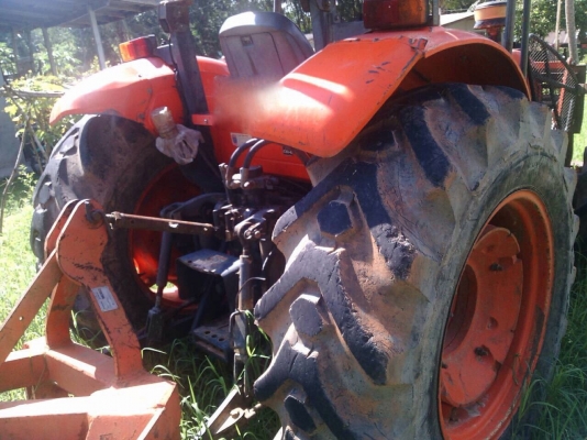 รถไถ KUBOTA 7040  ,  2 เพลา.   ( รถทำงาน 5,xxx กว่า ชม. )     สนใจติดต่อ  081 - 6079515