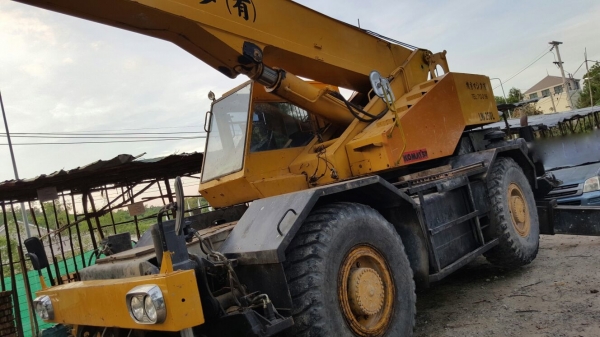 รถเครน 4 ล้อ KOMATSU / W 250L , เครน 25 ตัน.    สนใจติดต่อ  081 - 6079515