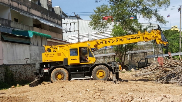 รถเครน 4 ล้อ KOMATSU / W 250L , เครน 25 ตัน.    สนใจติดต่อ  081 - 6079515