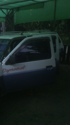 รถนิสสันแวนฝาแดง