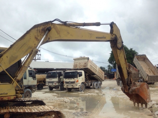 ขายรถแบคโฮ KOMATSU PC200-6 เอกสารอินวอย ระบบไฟมีกล่องไฟ ขาดจอ ราคา 570000